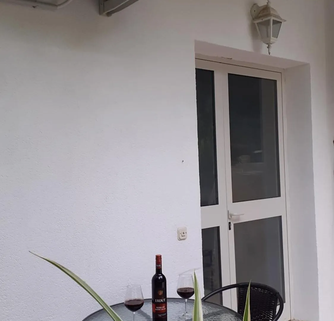 M&M'S Small Green Apartment روفينج