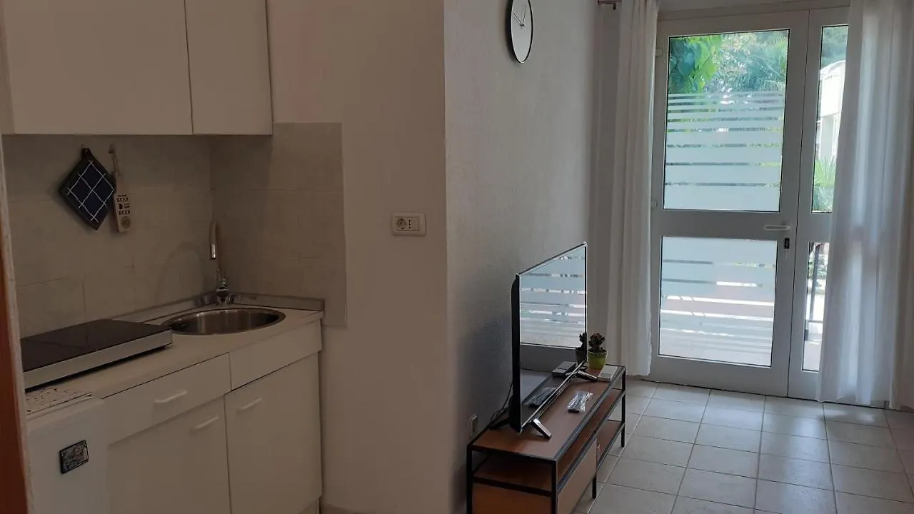 M&M'S Small Green Apartment روفينج